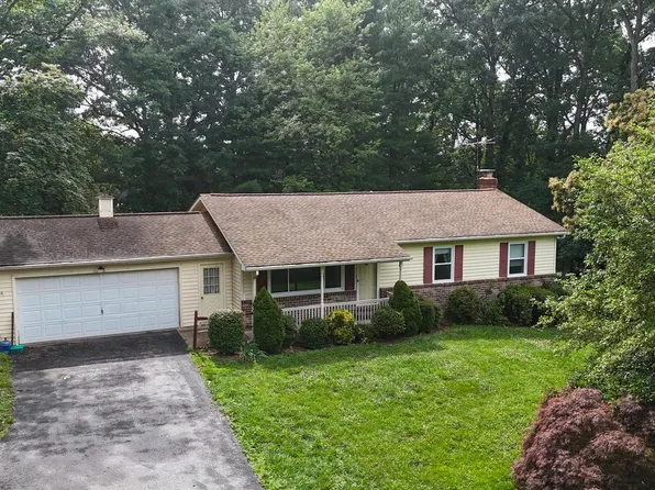 220 Hideaway Dr, Westminster, MD 21157