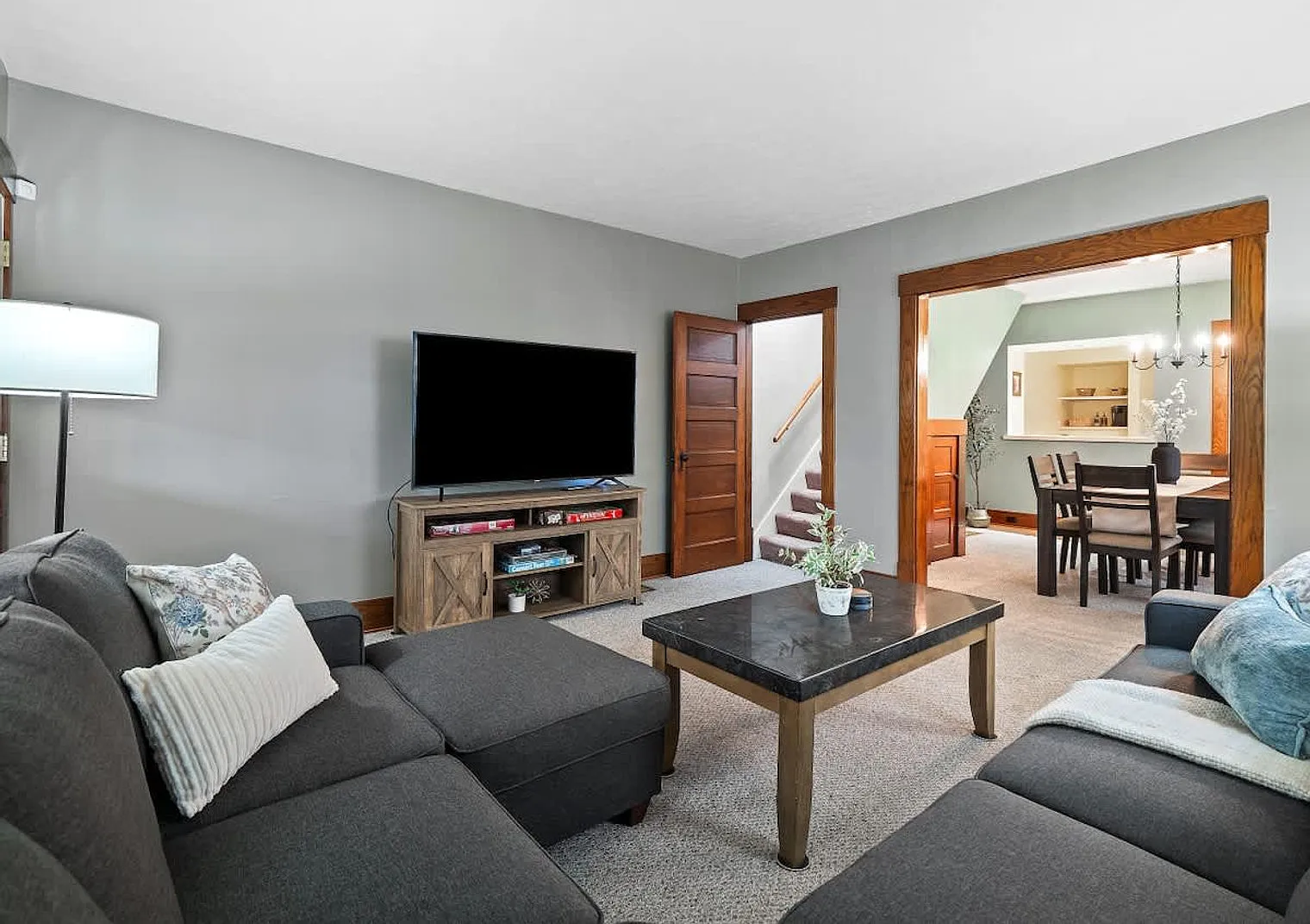 6 bed, 2.0 bath, 2325 sqft, $5,073 — Photo 3