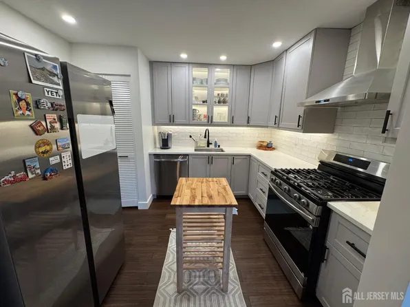 12 Clay St, North Brunswick, NJ 08902