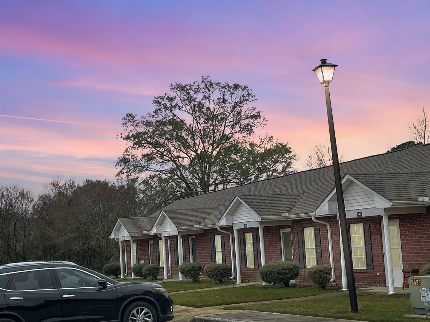 Single Level Home Beautiful 1 Bedroom Villa Brick Building — Photo 2