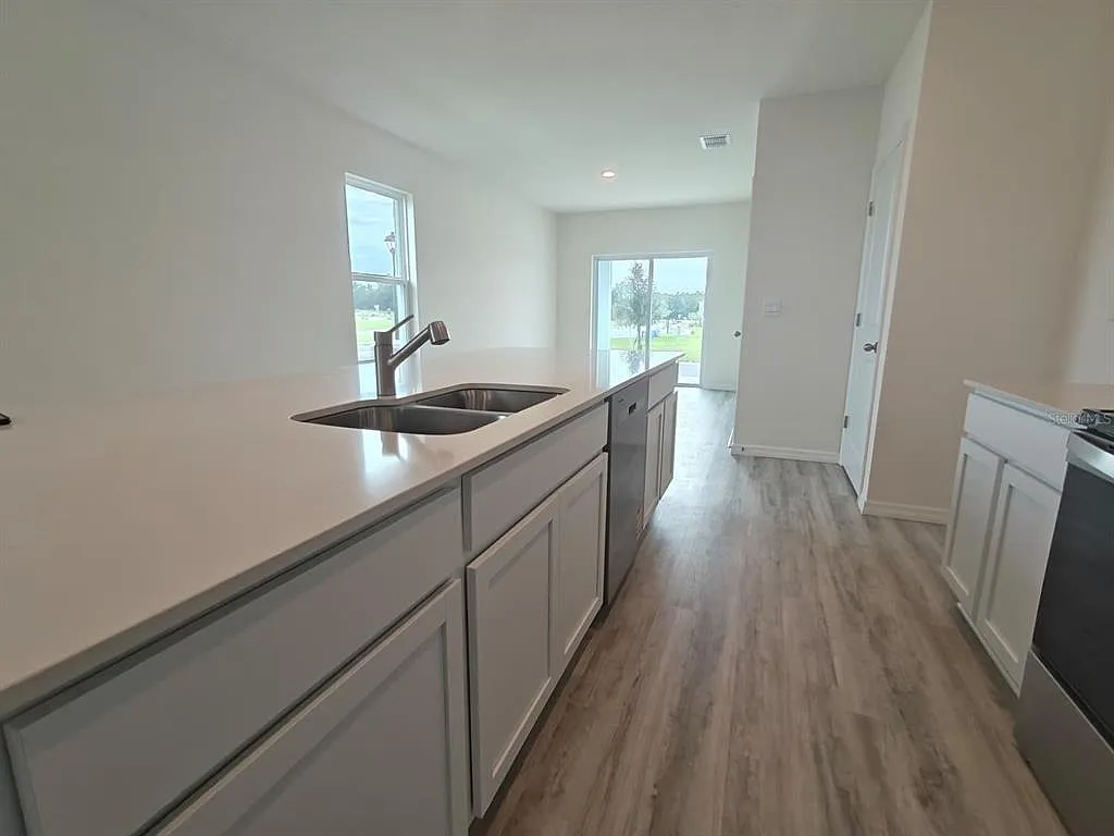 4 bed, 2.0 bath, 1720 sqft, $2,500 — Photo 3
