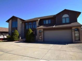 20126 Riverside Dr, Livonia, MI 48152