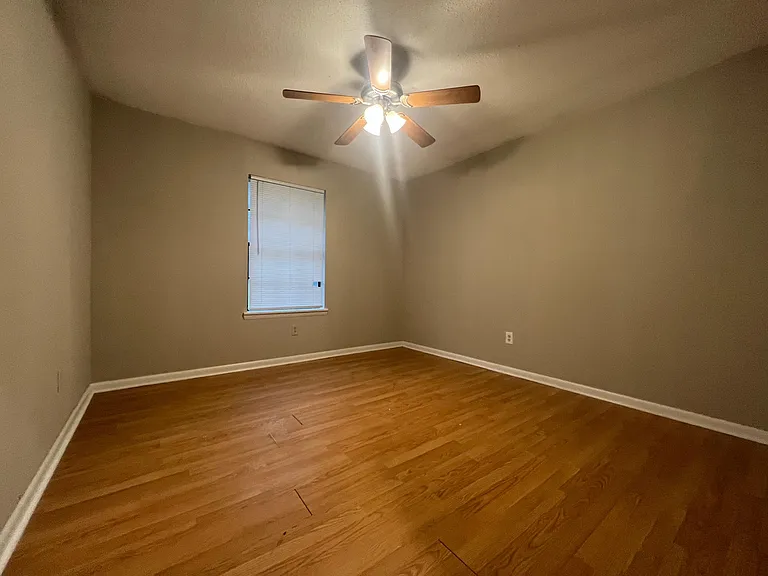 812 Robin Hood Trl — Photo 22