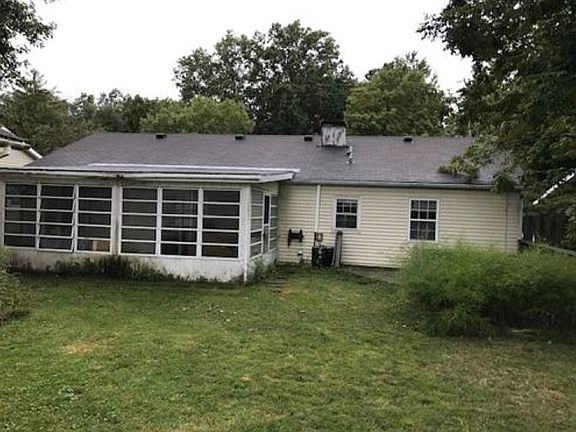 2nd image of 1049 Oakwood Dr