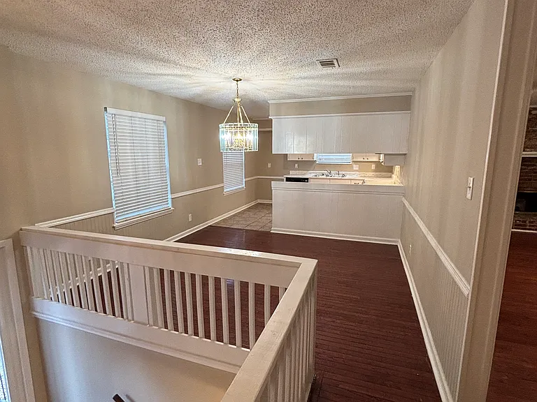 322 E Lee Ave — Photo 4