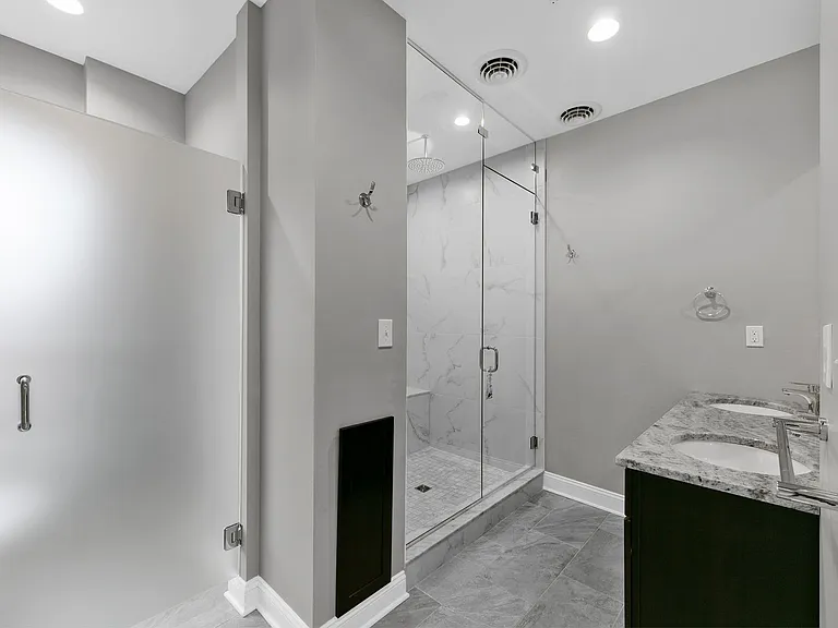 560 Madison Ave — Photo 17