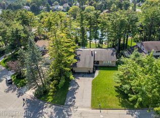 10586 Kenicott Trl, Brighton, MI 48114
