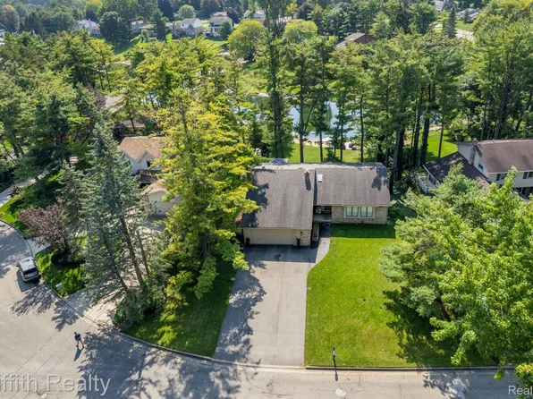 10586 Kenicott Trl, Brighton, MI 48114