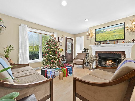 3rd image of 31 Bayview Ave #Eh
