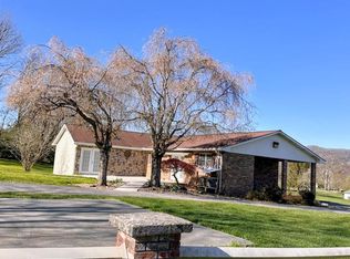 62 Howards Br, Hinton, WV 25951
