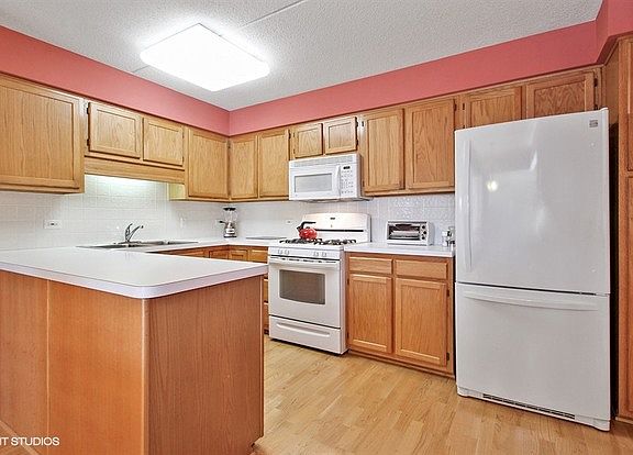 3rd image of 5320 N Lowell Ave APT 310