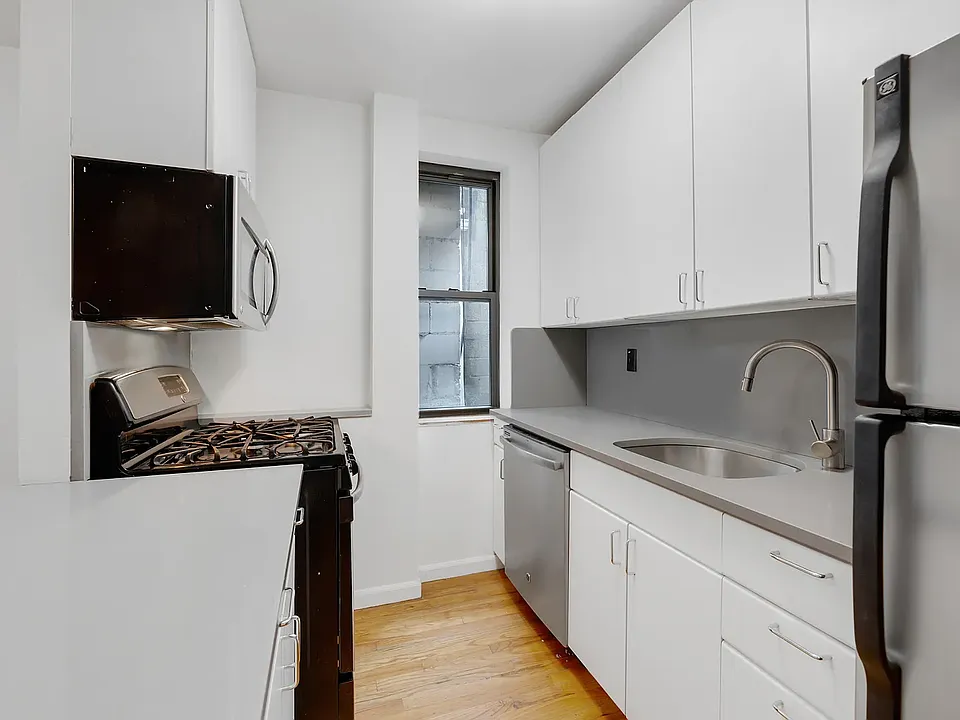 113 E 31st St #2D