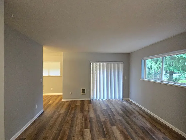 114 N Prairie Rd — Photo 3