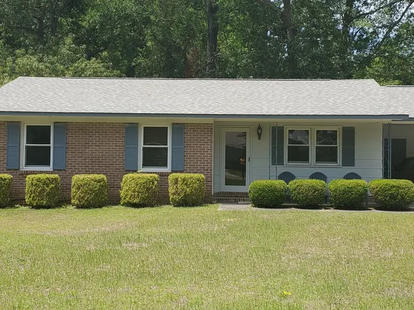 917 Johnson St, Raeford, NC 28376