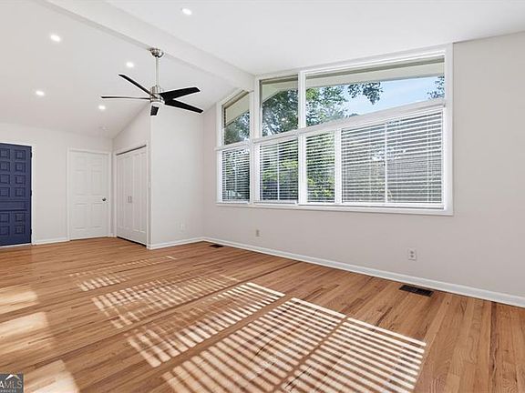4th image of 2988 Vine Cir