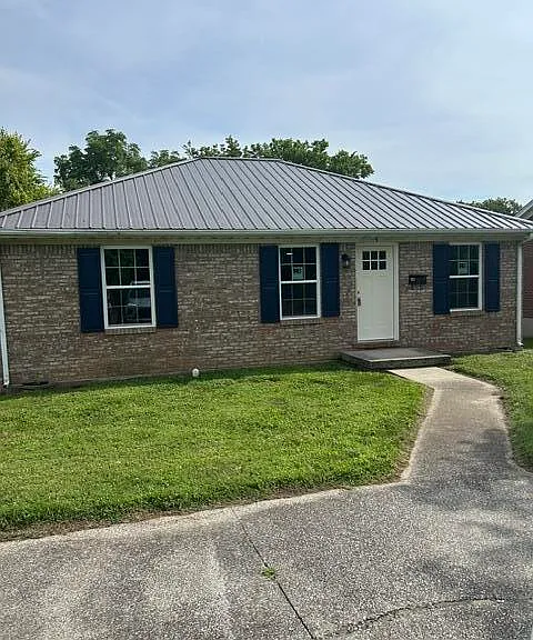 909 E Irvine St — Photo 3