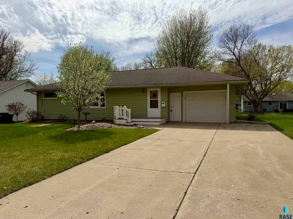 1115 N Elmhurst St, Luverne, MN 56156