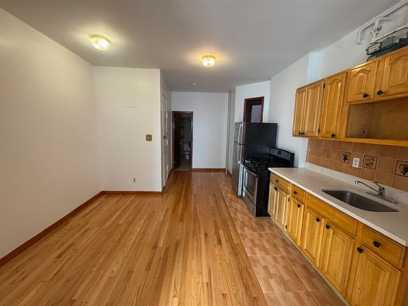 4th image of 97 Pitt St APT 11