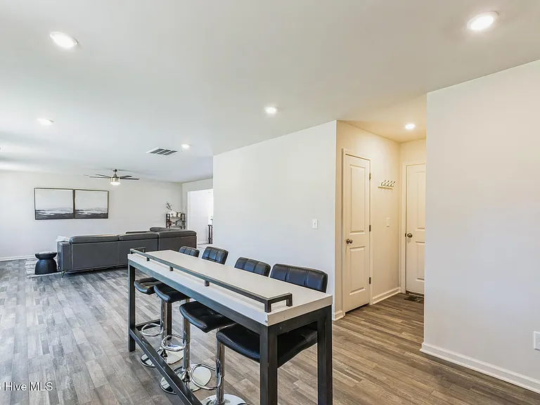 1253 Manor Dr — Photo 13