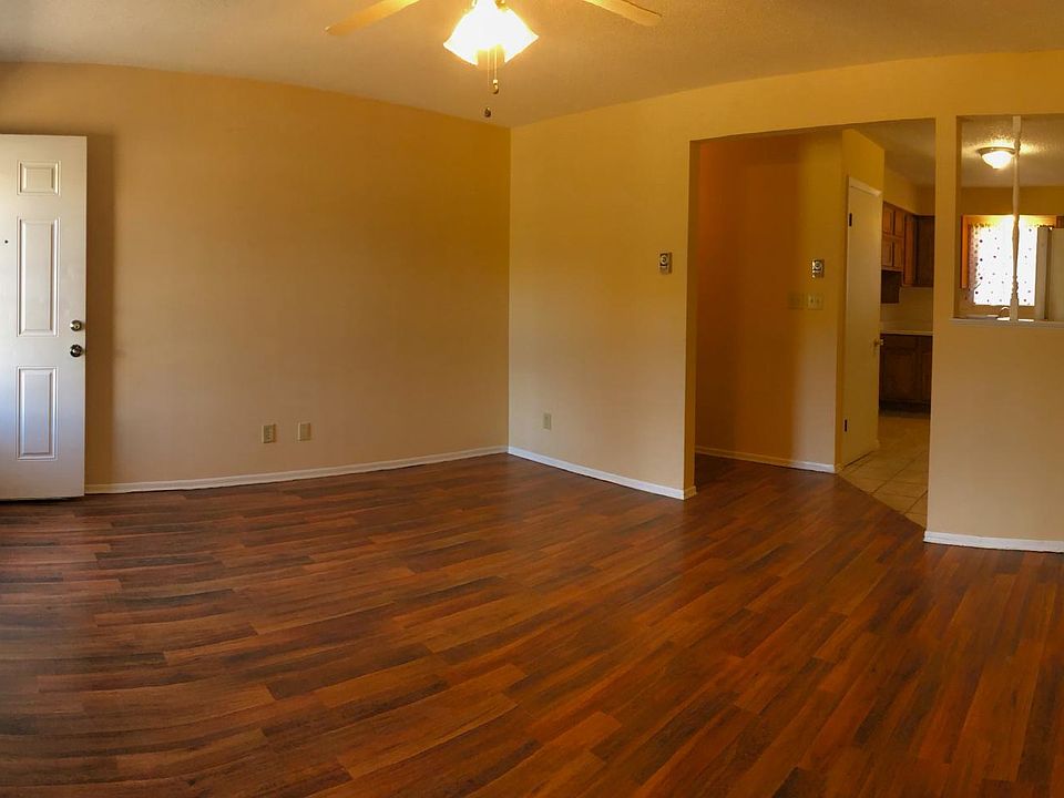 1st image of 615 Boxwood Dr #4