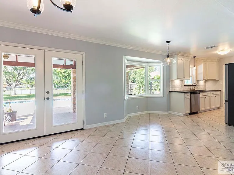 328 Creekbend Dr — Photo 6