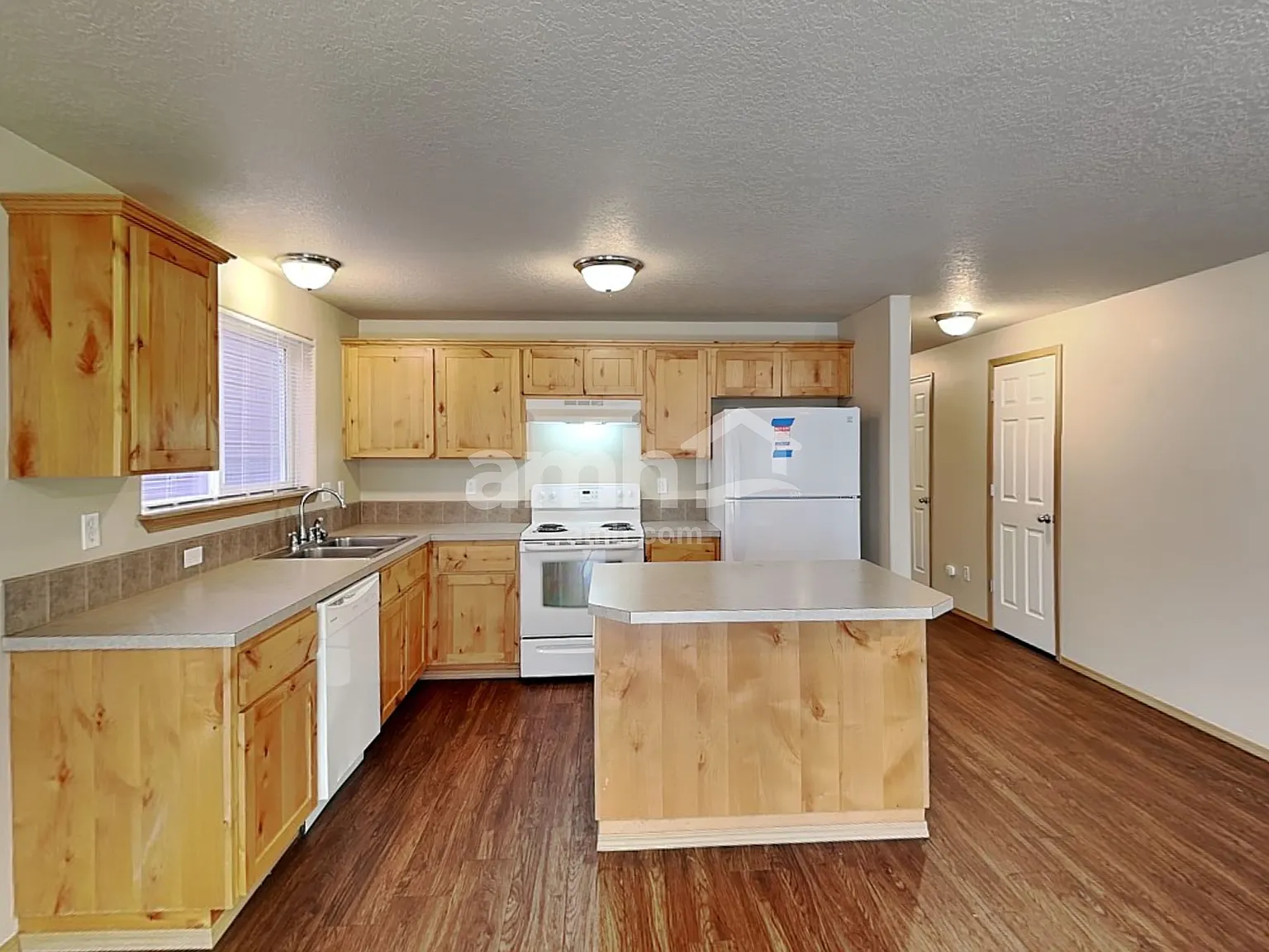 3 bed, 2.5 bath, 1390 sqft, $2,415 — Photo 3