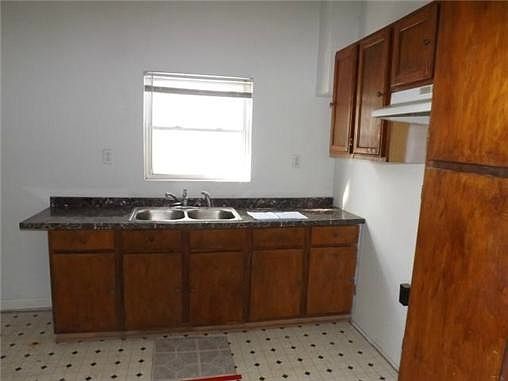 5th image of 5022 E 8th St