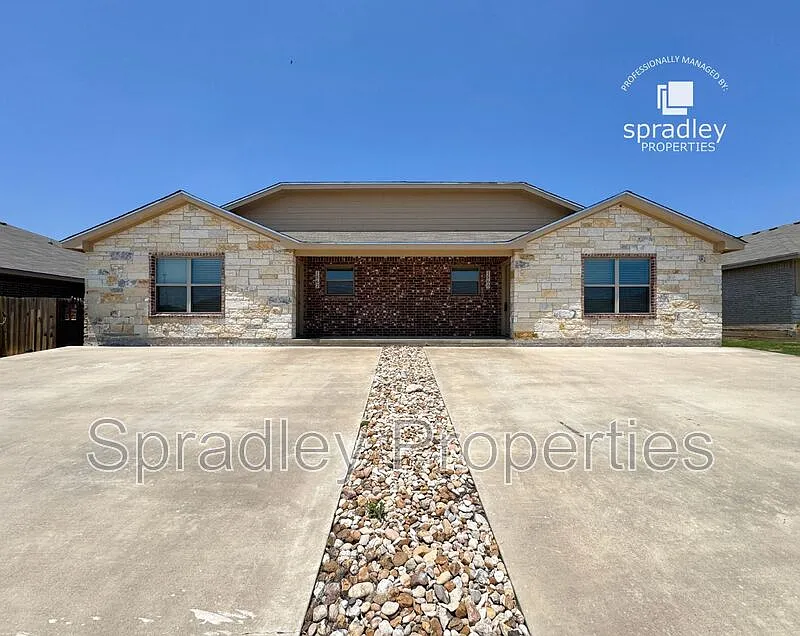 Building Photo - 1560 Kal Ct