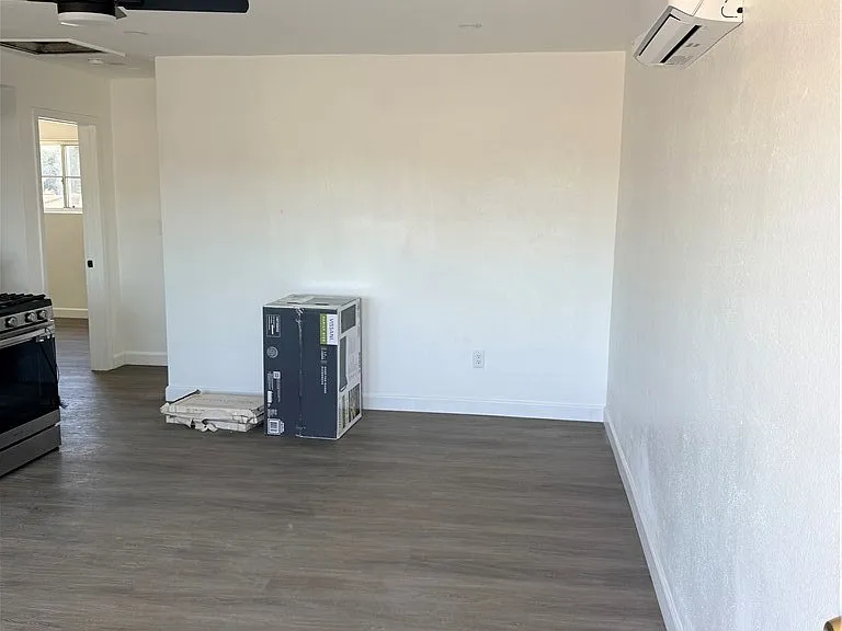 1550 1/2 W 59th Pl — Photo 2