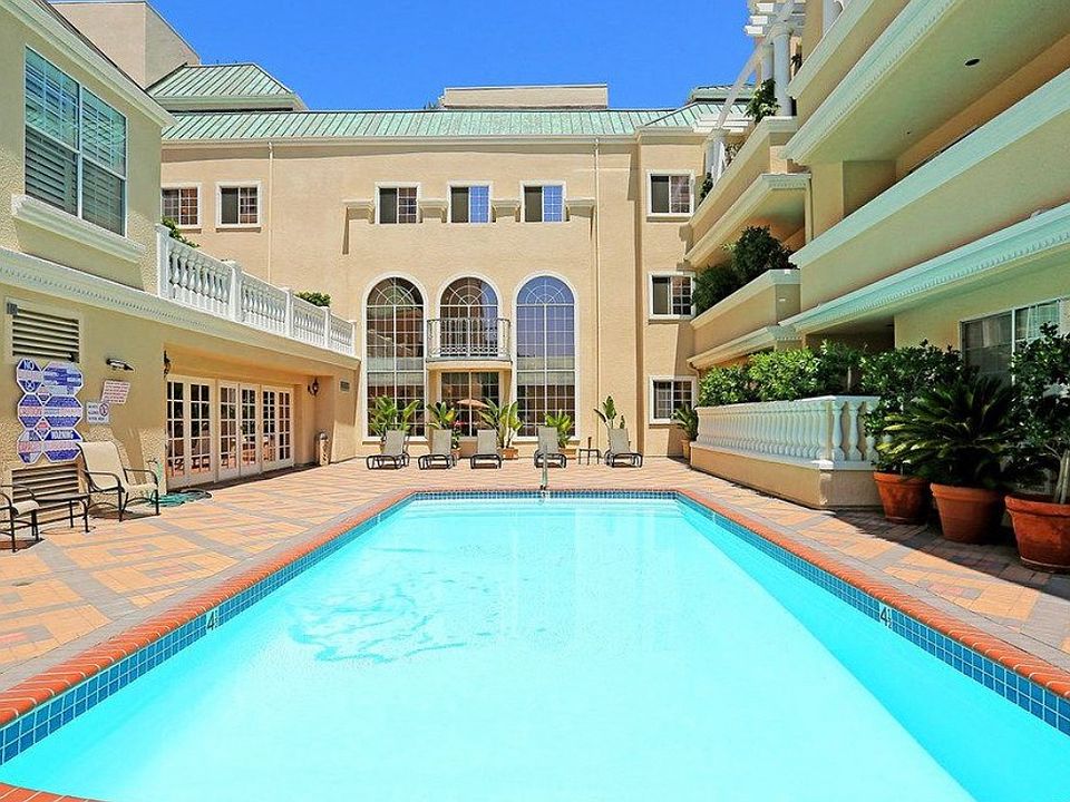 1st image of 930 N Doheny Dr APT 205