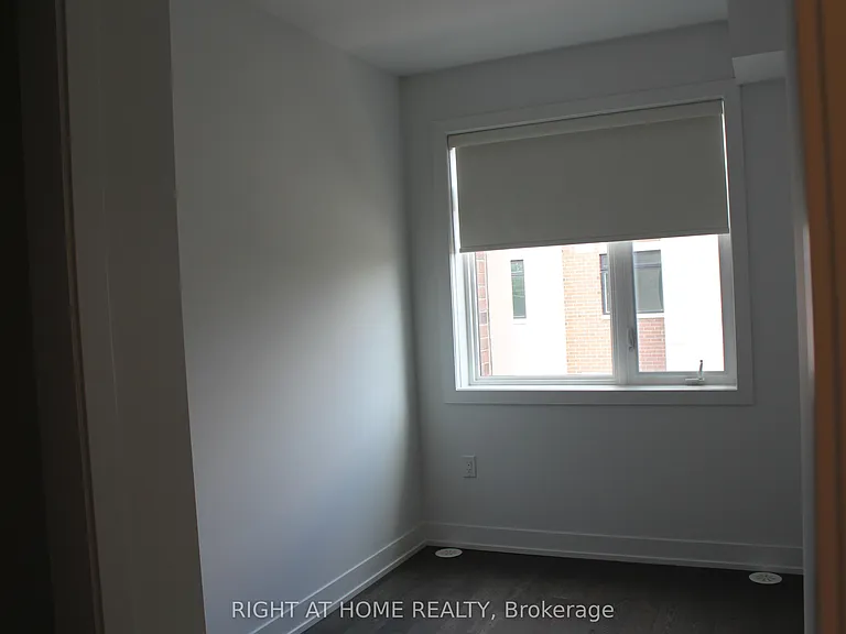1075 Douglas McCurdy Cmn #249 — Photo 9