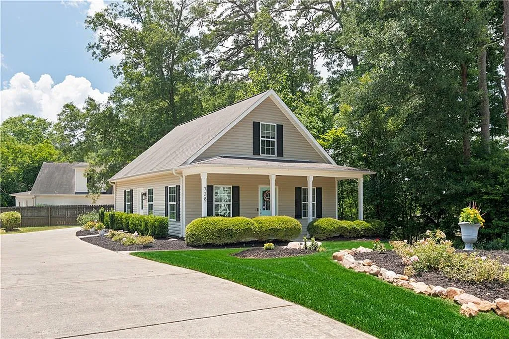 3 bed, 2.0 bath, 1418 sqft, $2,395 — Photo 2