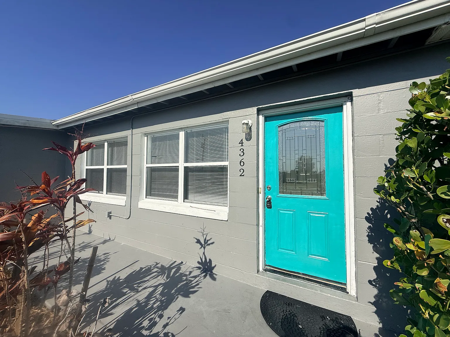 3 bed, 1.0 bath, 1394 sqft, $1,425 — Photo 1