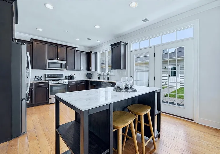 607 W Mulberry St — Photo 5