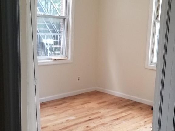 4th image of 842 E 221st St