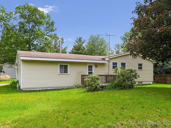 4th image of 155 Burke Ave