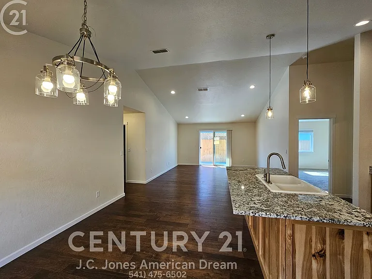 1006 SW L St — Photo 9