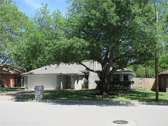 5th image of 3737 Devonaire Dr