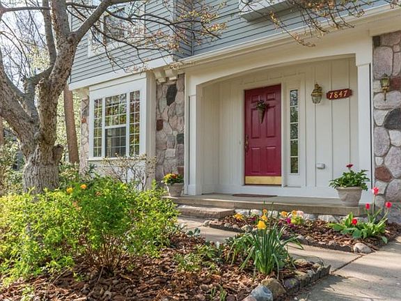 3rd image of 7847 Lake Crest Ct