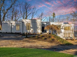 152 Royston Ln, Oyster Bay, NY 11771