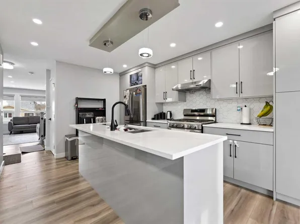 313 E Falwood Way NE, Calgary, AB T3J 1A9
