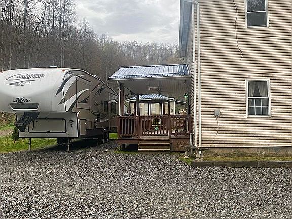 Parking area, entry to deck