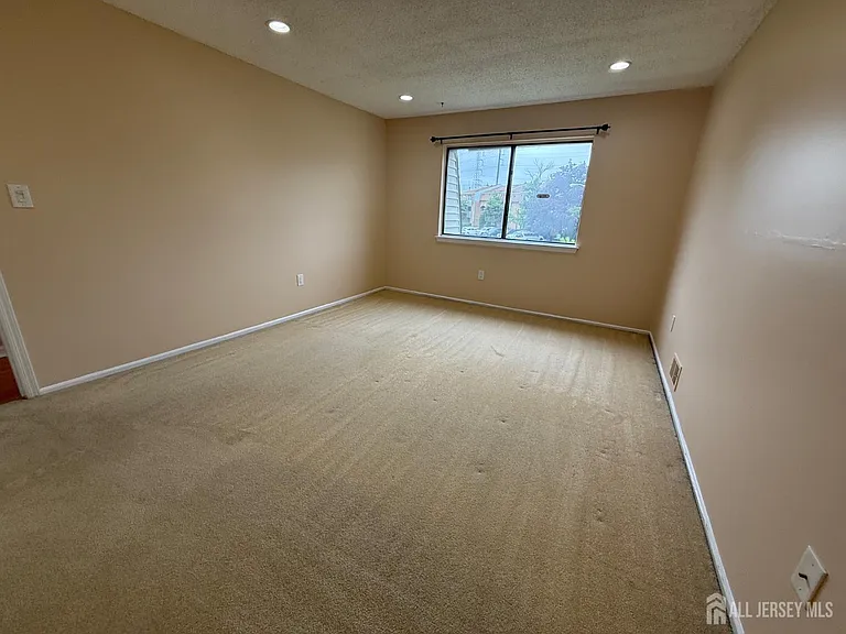 1302 Edison Glen Ter — Photo 18