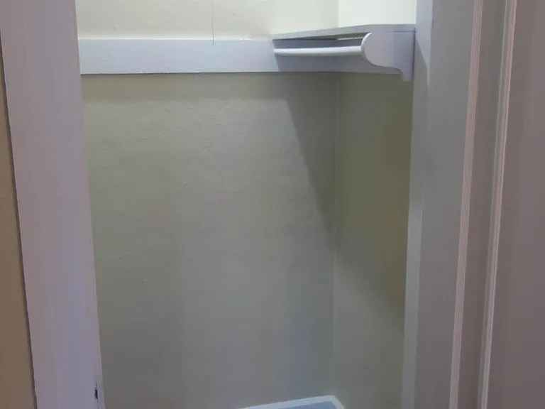 324 Moffett Ct N — Photo 10