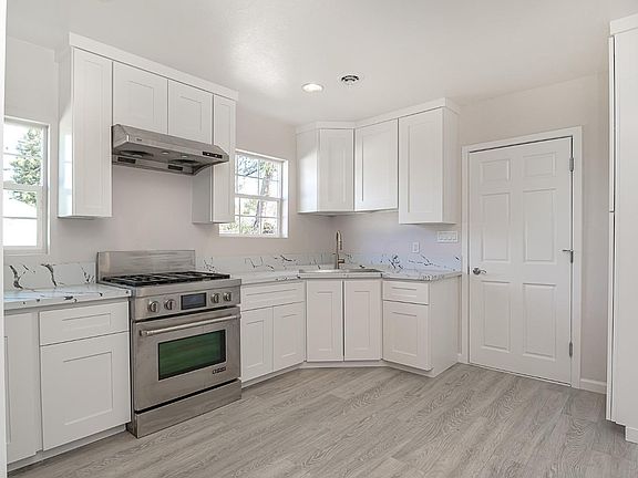 5th image of 921 W 4th St