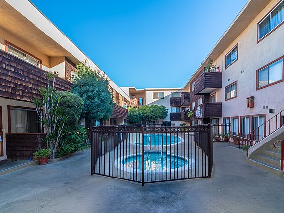 3rd image of 5414 Newcastle Ave APT 35