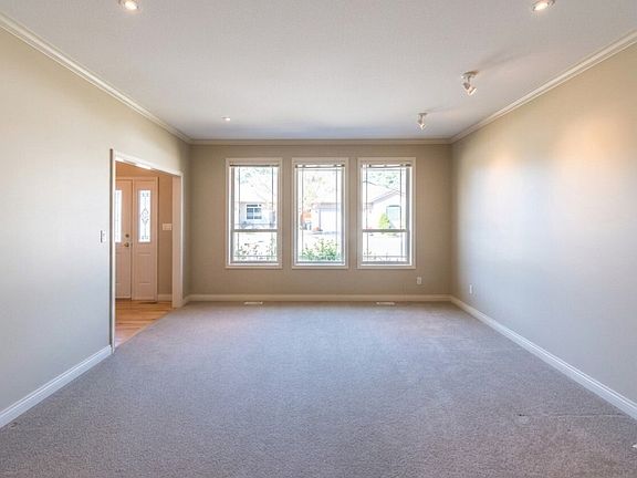 3rd image of 6679 Oxbow Cres