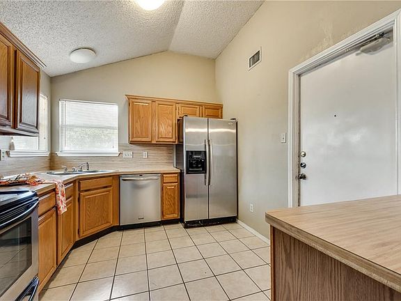 4th image of 1555 Charleston Cv