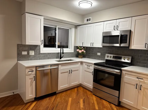 9381 Bay Colony Dr APT 3N, Des Plaines, IL 60016