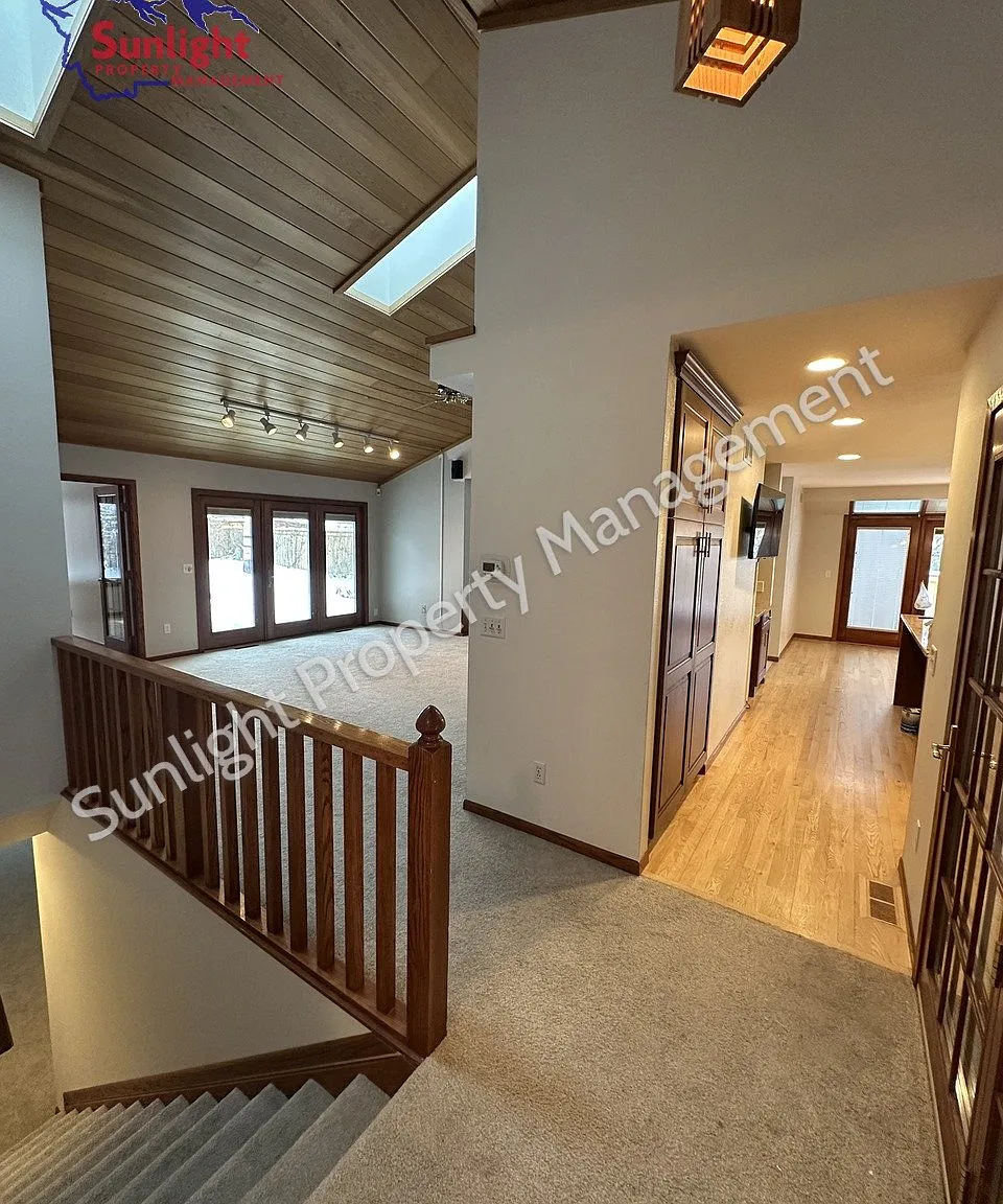 4 bed, 3.5 bath, 4378 sqft, $3,200 — Photo 4